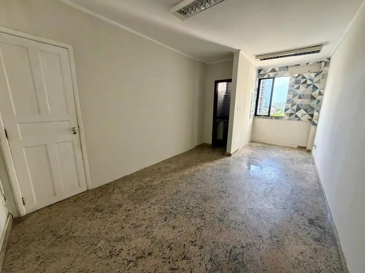 Paloma Silva Imóveis  CRECI J1210 vende sala Comercial  R$ 220.000 no Edifício Alpha Cente