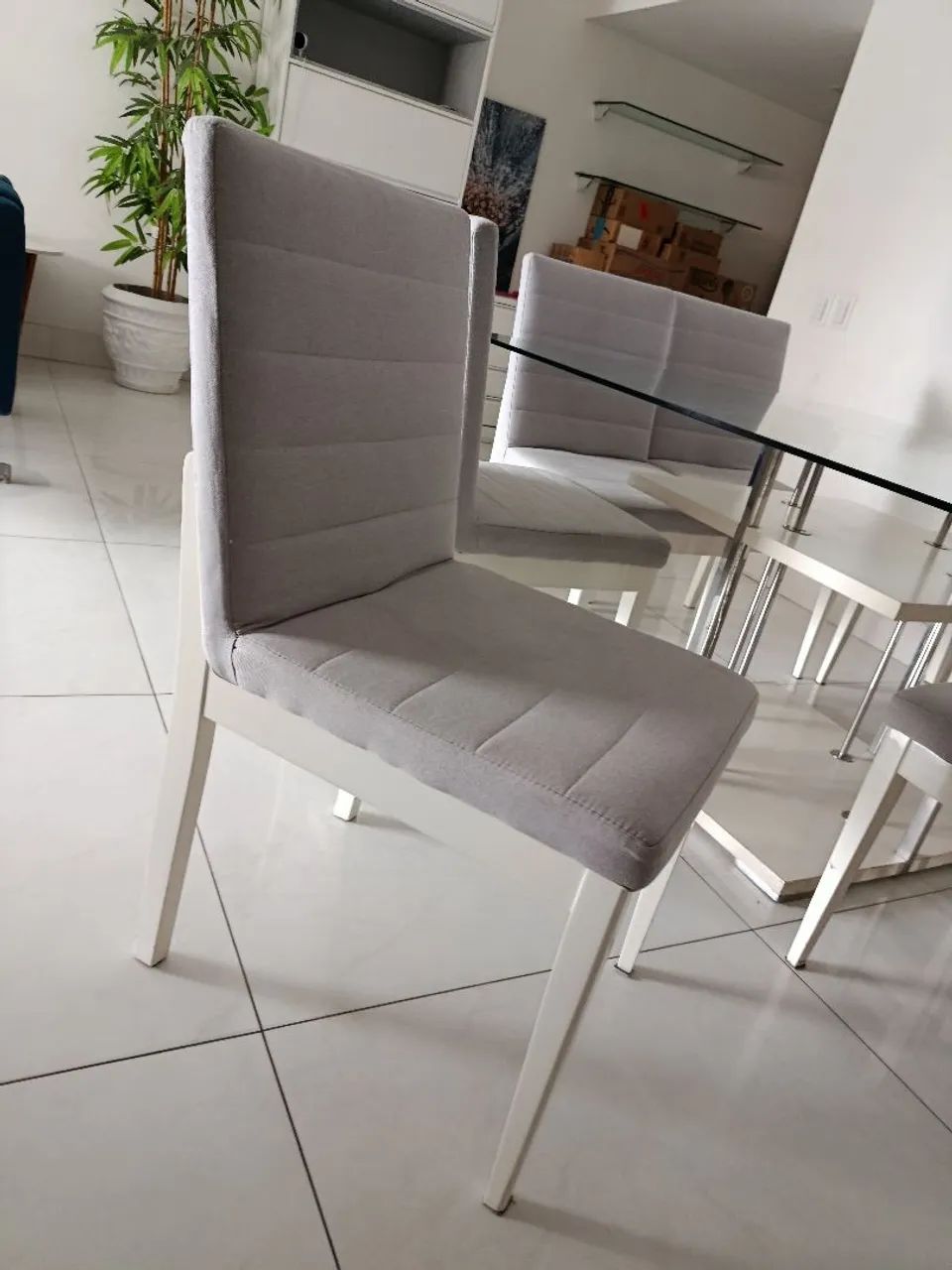 Mesa elegante com 8 cadeiras NOVÍSSIMA  - Foto 3