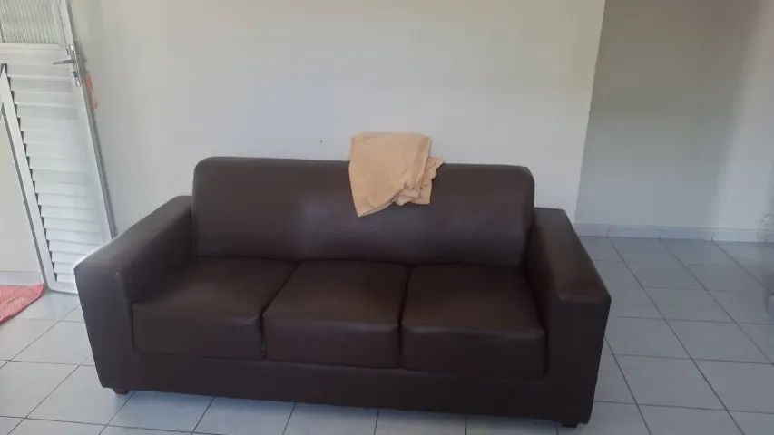 Móveis usados-Sofá em Couro e Poltrona de sala