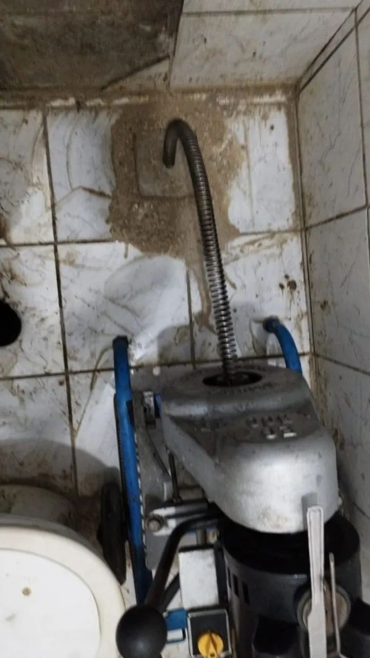 Desentupidora e limpa fossa!