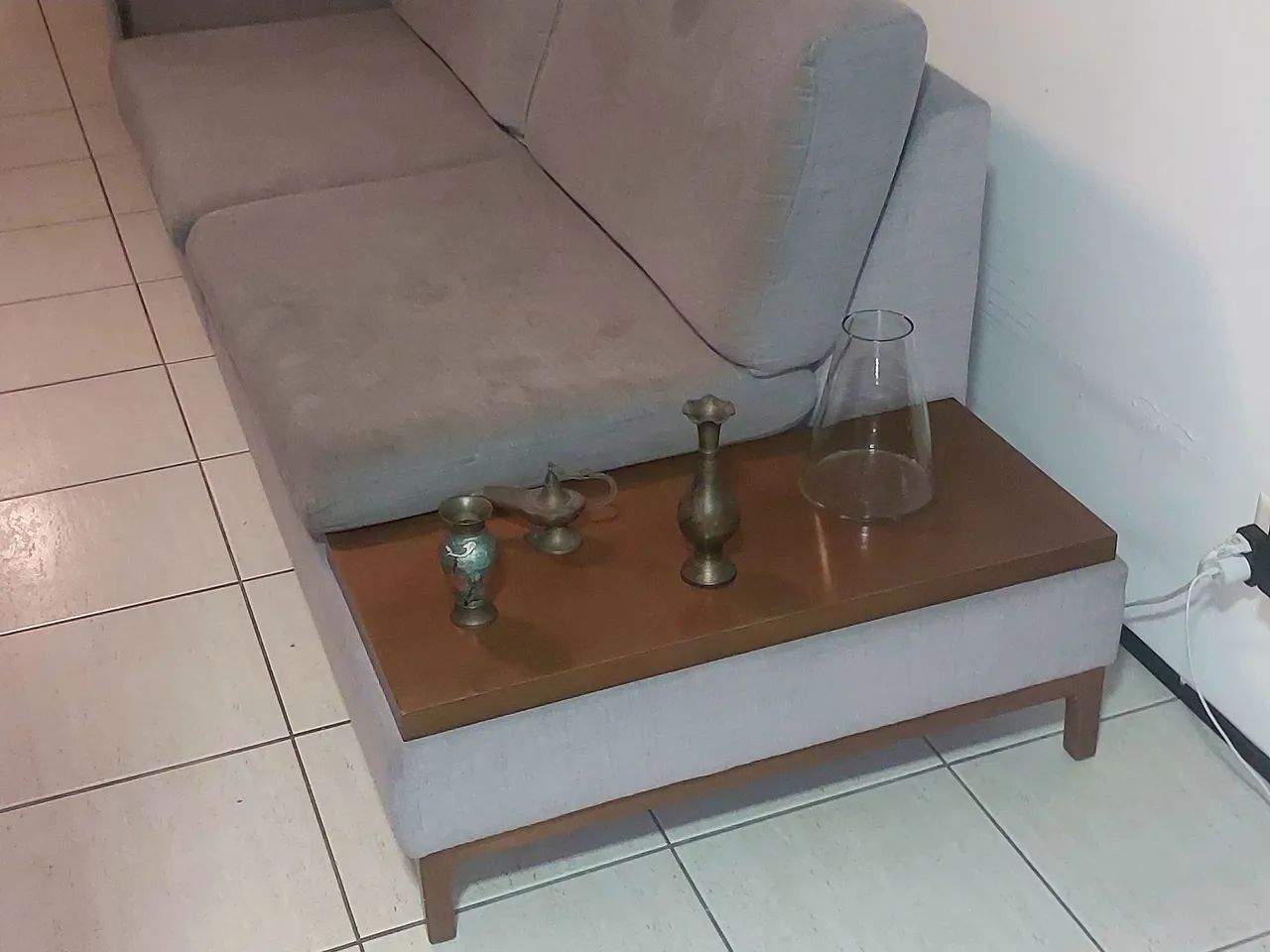 SOFÁ EM LINHO 3 LUGARES COM MESA LATERAL EM MADEIRA(MARCA JACAÚNA) - Foto 3
