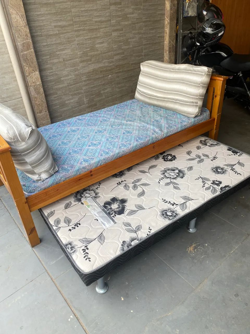 Bicama completa com colchão e almofadas 