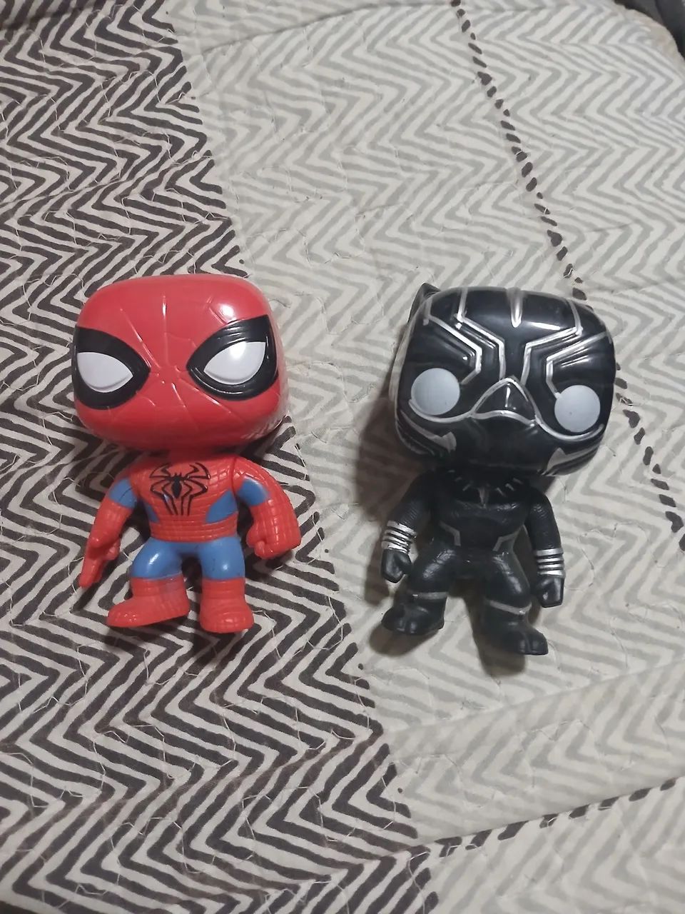 Brinquedos marvel homem aranha e pantera negra