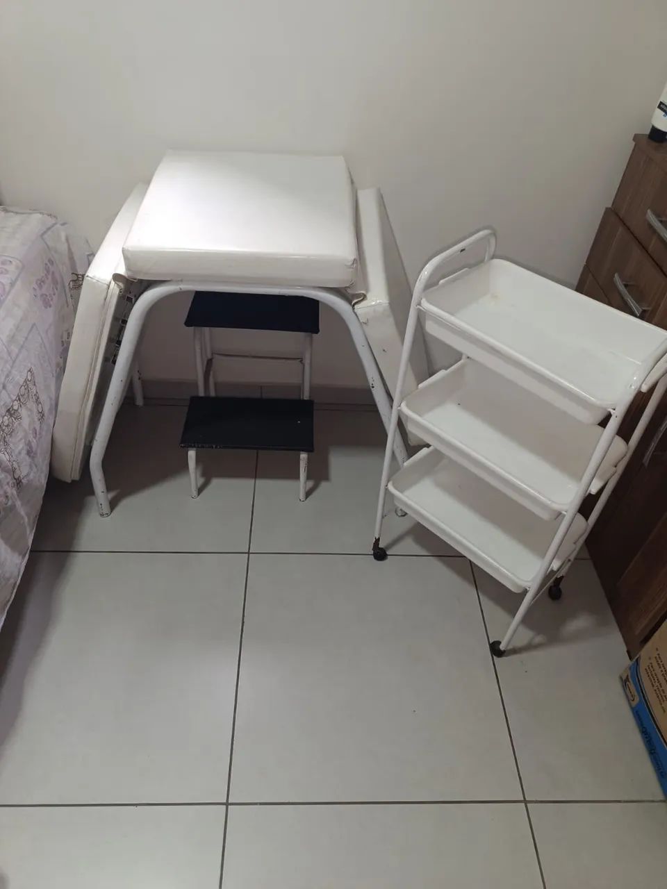 Maca reclinável,carrinho auxiliar e escadinha