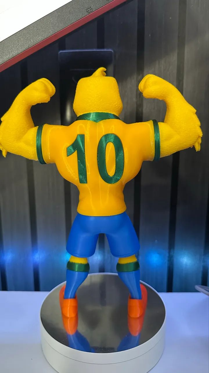 Mascote do Brasil - canarinho furioso  - Foto 2