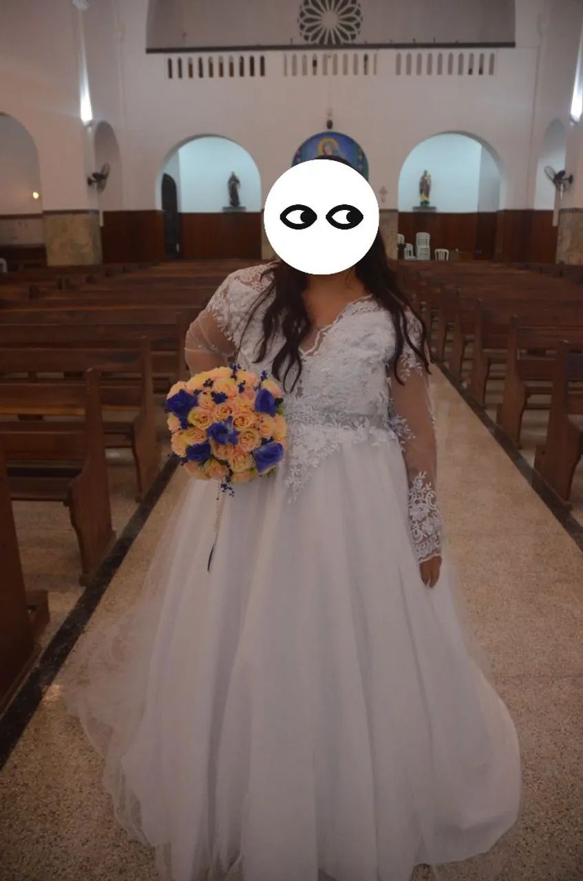 Vendo vestido de noiva.