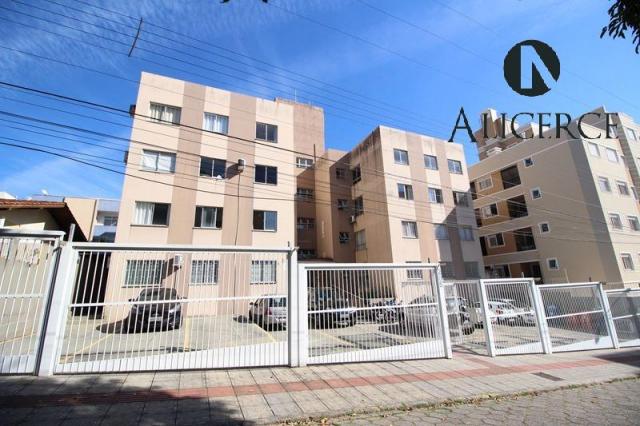 Imóvel com três dormitórios e sala ampla. condomínio tranquilo.
