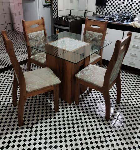 Mesa com tampo de vidro