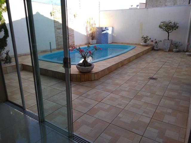 Linda casa em condomínio fechado, 3 quartos (1 suíte), com piscina - Foto 15
