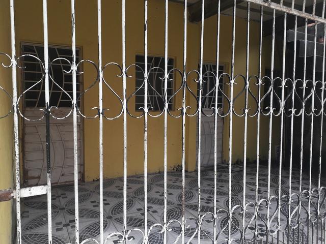 Estou vendendo está casa com dois apartamentos roda na Lage com um pátio com garagem ! - Foto 3