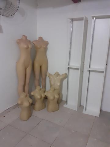 Cabideiro de roupa de MDF e manequins