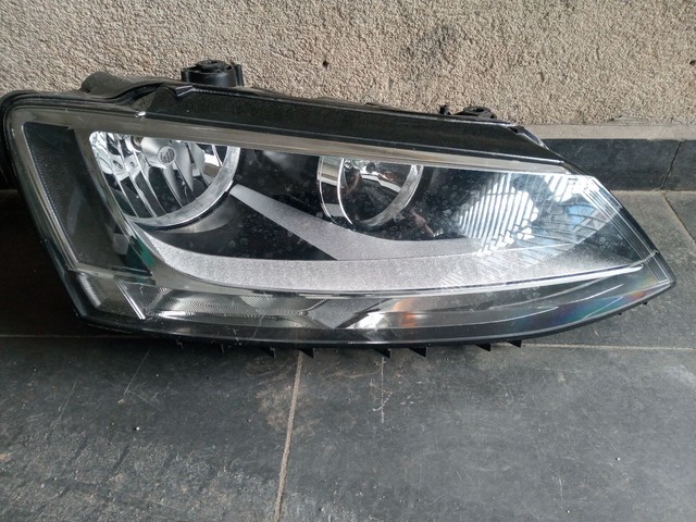 Farol direito Volkswagen Jetta 2012 (sem led)