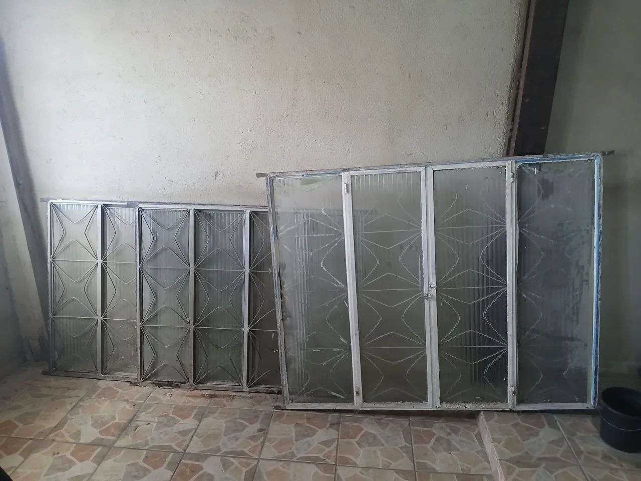 Vendo 3 Janelas de ferro com vidros - ótimo estado - Foto 3