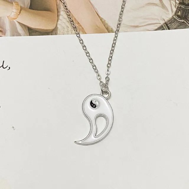 Colar Yin Yang Preto e Branco Namorados Casais Duas Peças 2 Partes Metade Luz e Escuridão - Foto 3