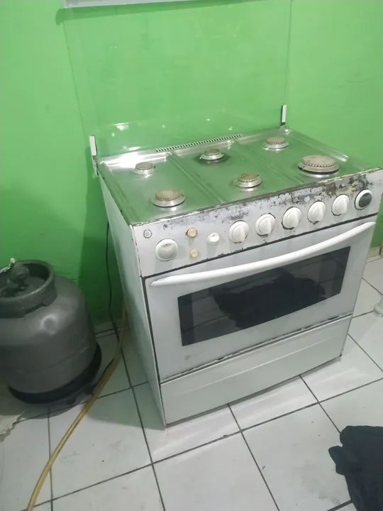 Vendo fogão usado, com as 6 bocas funcionando perfeitamente. - Foto 2