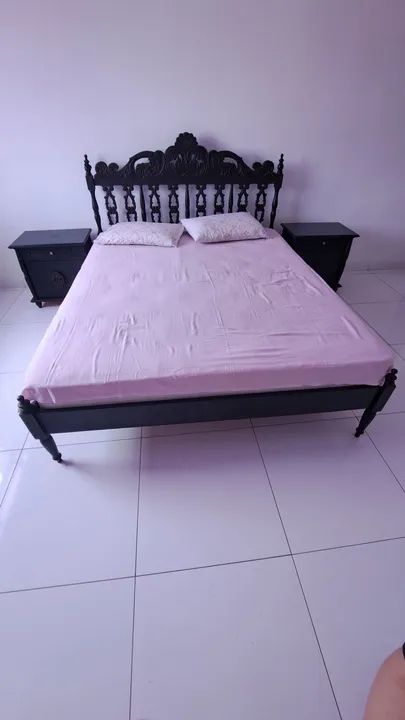 Conjunto de cama de casal com cabeceira talhada em madeira maciça e 2 criados-mudo - Foto 3