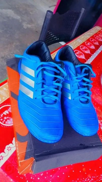 Chuteira Adidas.