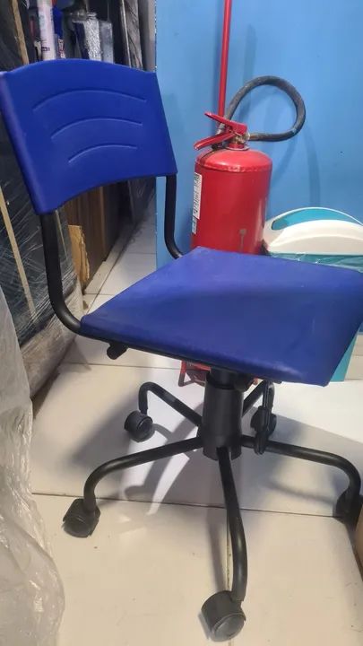 Cadeira giratória  escritório  em polipropileno  - Foto 3