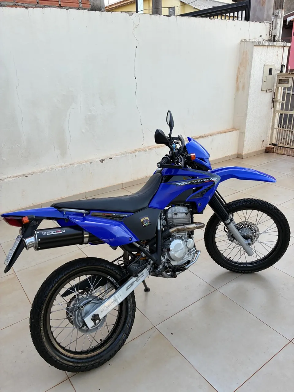 Tornado 250 azul