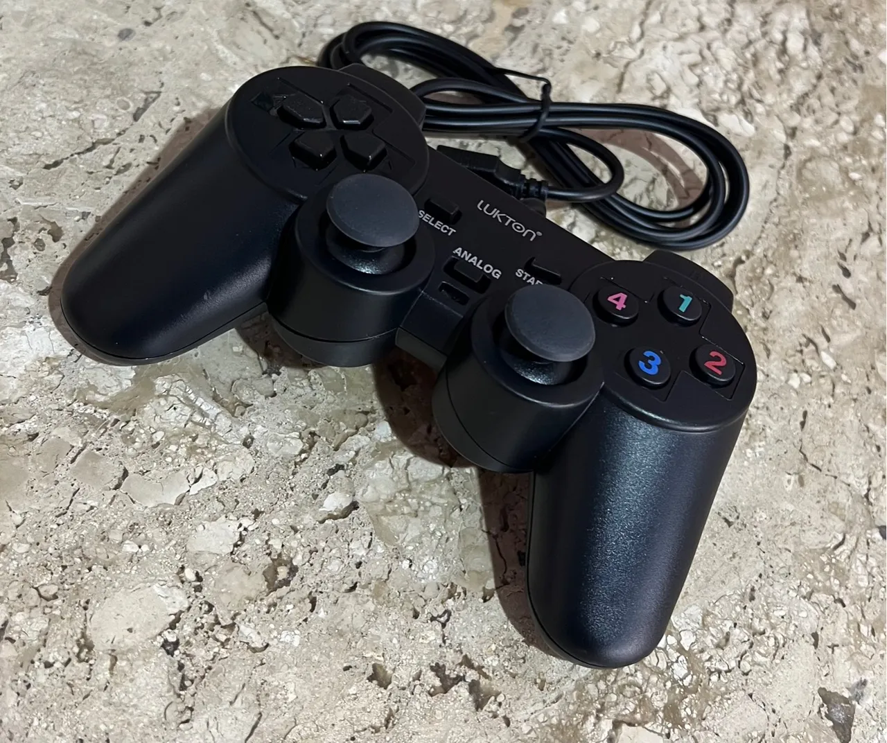 Controle USB com design estilo DualShock, ideal para PC e notebook
