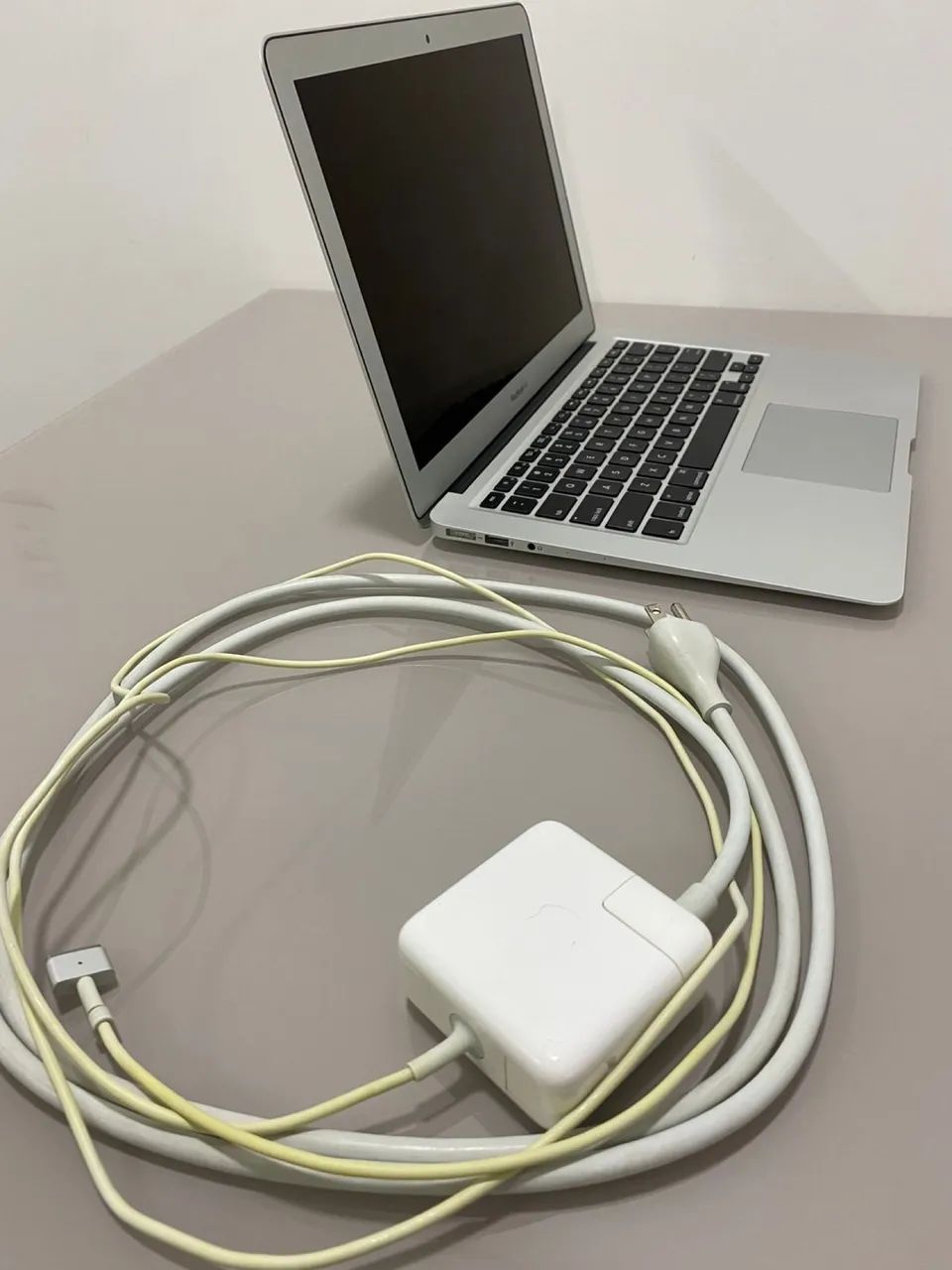 MacBook Air 13 (2017) - i5 / 8GB / 121GB SSD - Excelente