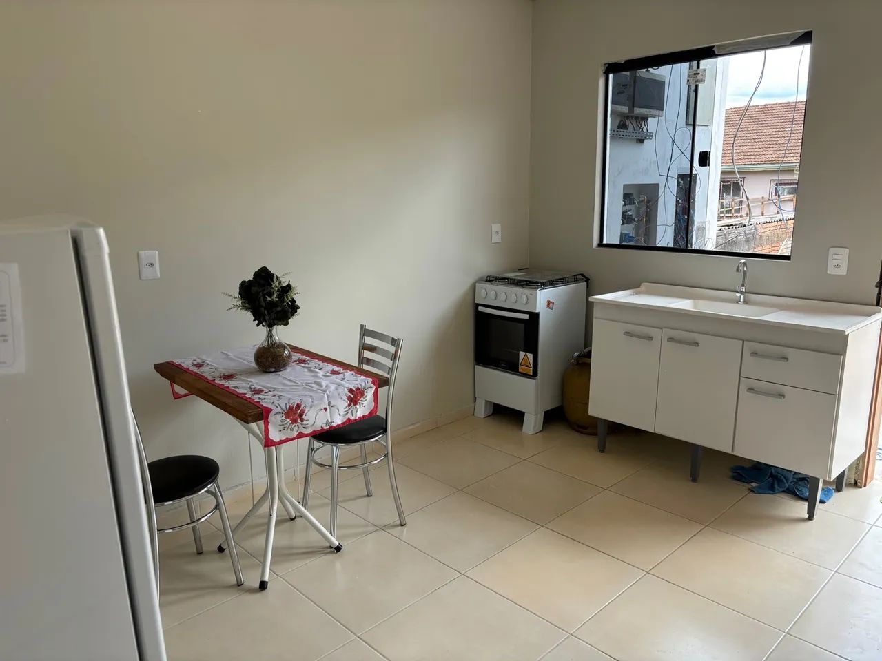 Kitinet mobiliada com água luz e internet 