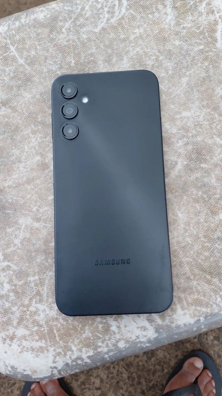 Celular Samsung a14 64gb com carregador e 2 capinha em ótimo estado de funcionamento 