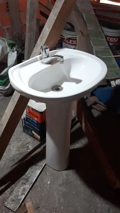 Cuba para banheiro em cerâmica com torneira
