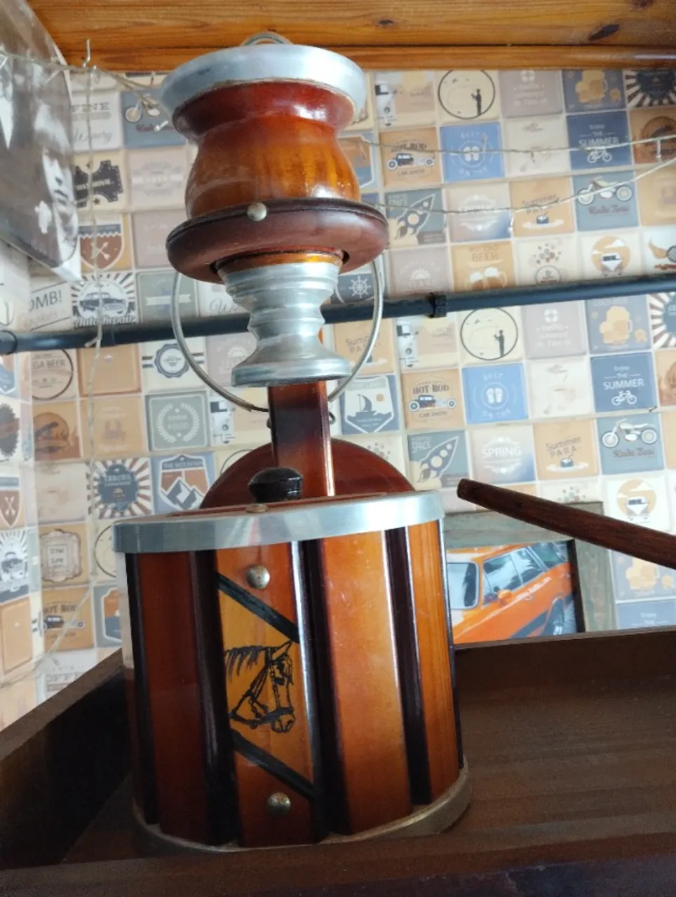 Mateira de madeira . Leia o anúncio