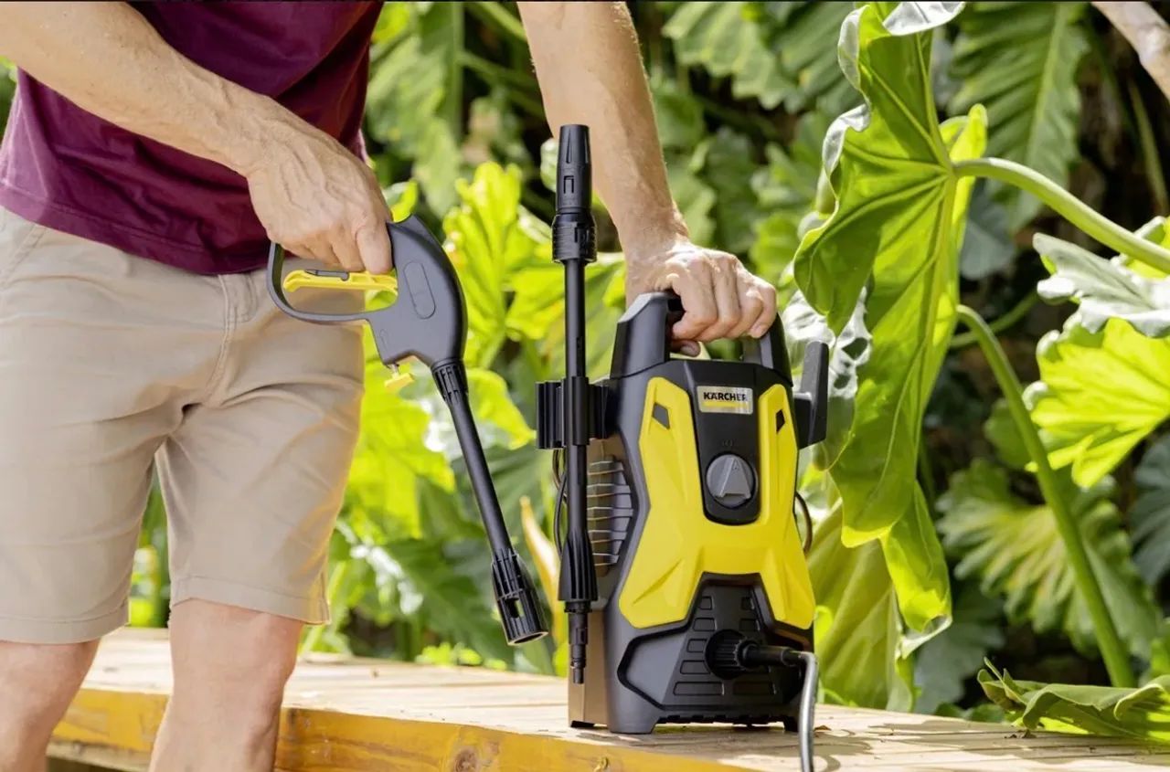 Lavadora de alta pressão Karcher prática black com aplicador de detergente - Foto 2