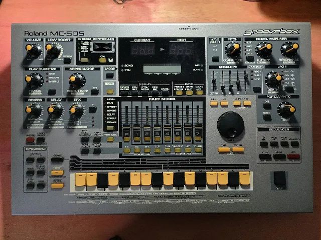 Roland MC-505 Groovebox Sintetizador Drum Machine - Instrumentos