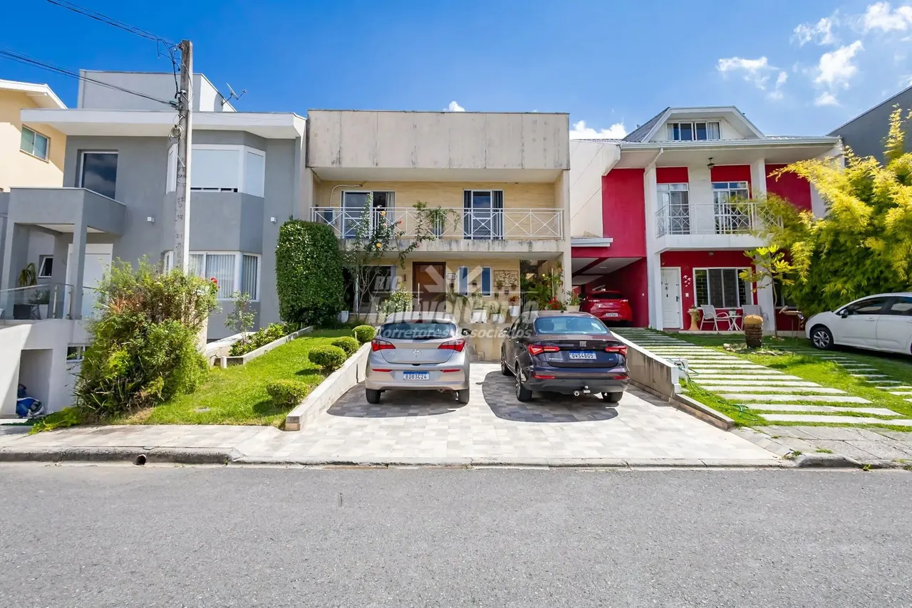 Venda Casa em condomínio fechado, com 3 suítes e quintal, no Barreirinha-Curtiitba/PR.