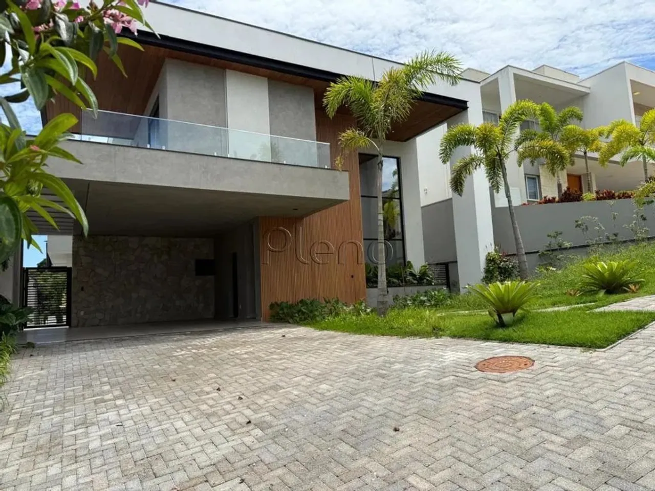 Condomínio Terras de Vinhedo. Sobrado 4 suítes. Quintal com piscina.