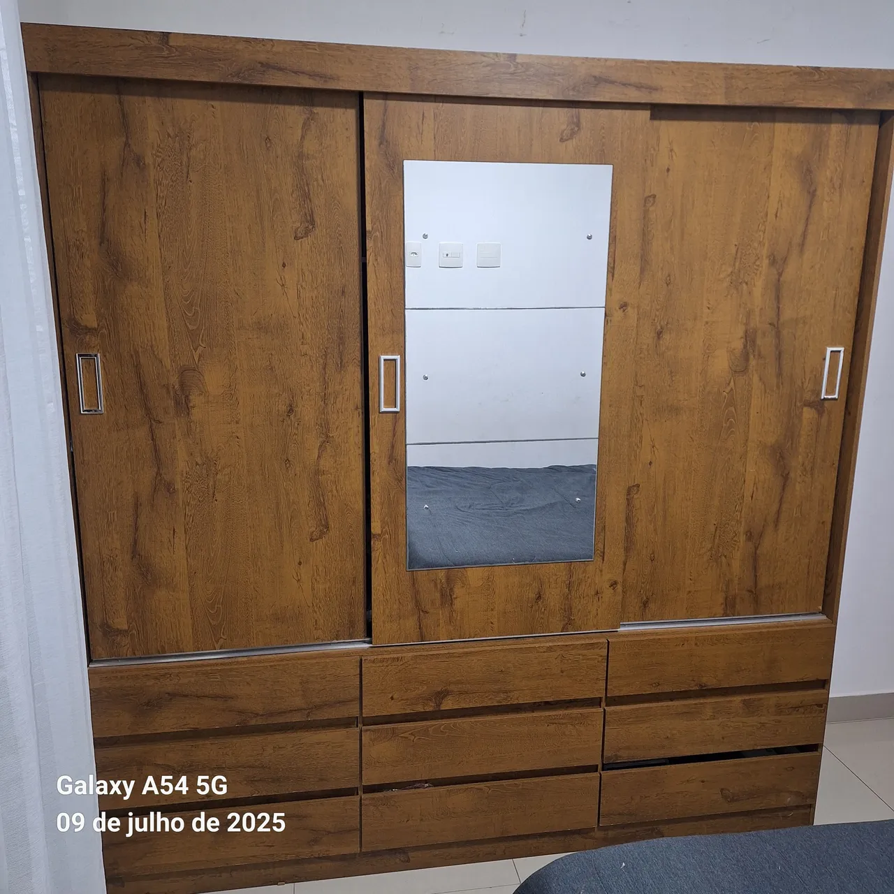 Guarda-Roupa Amadeirado com Espelho e Gavetas