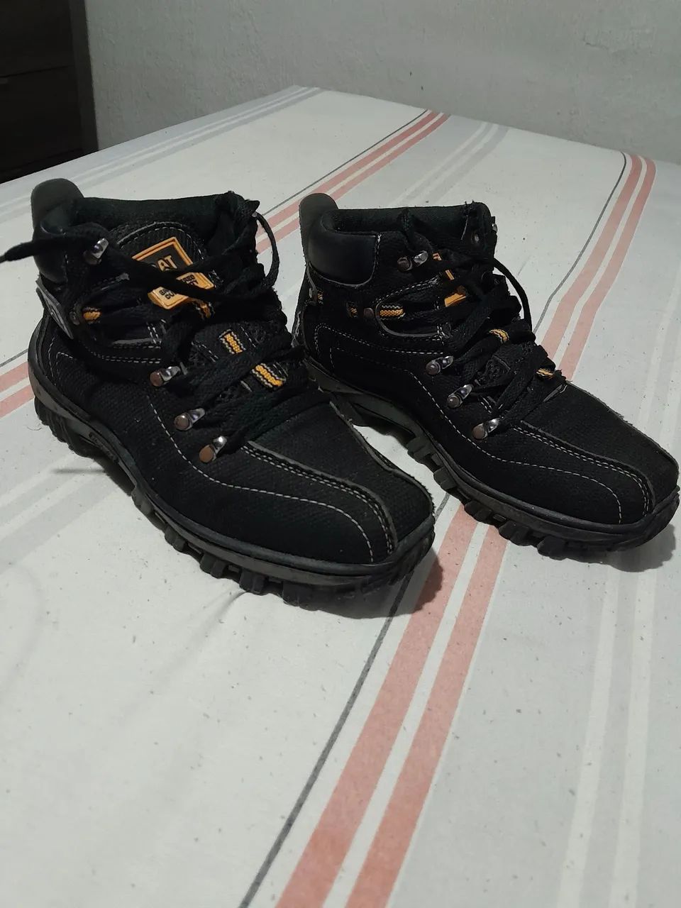 BOTA MASCULINA EM LONA 