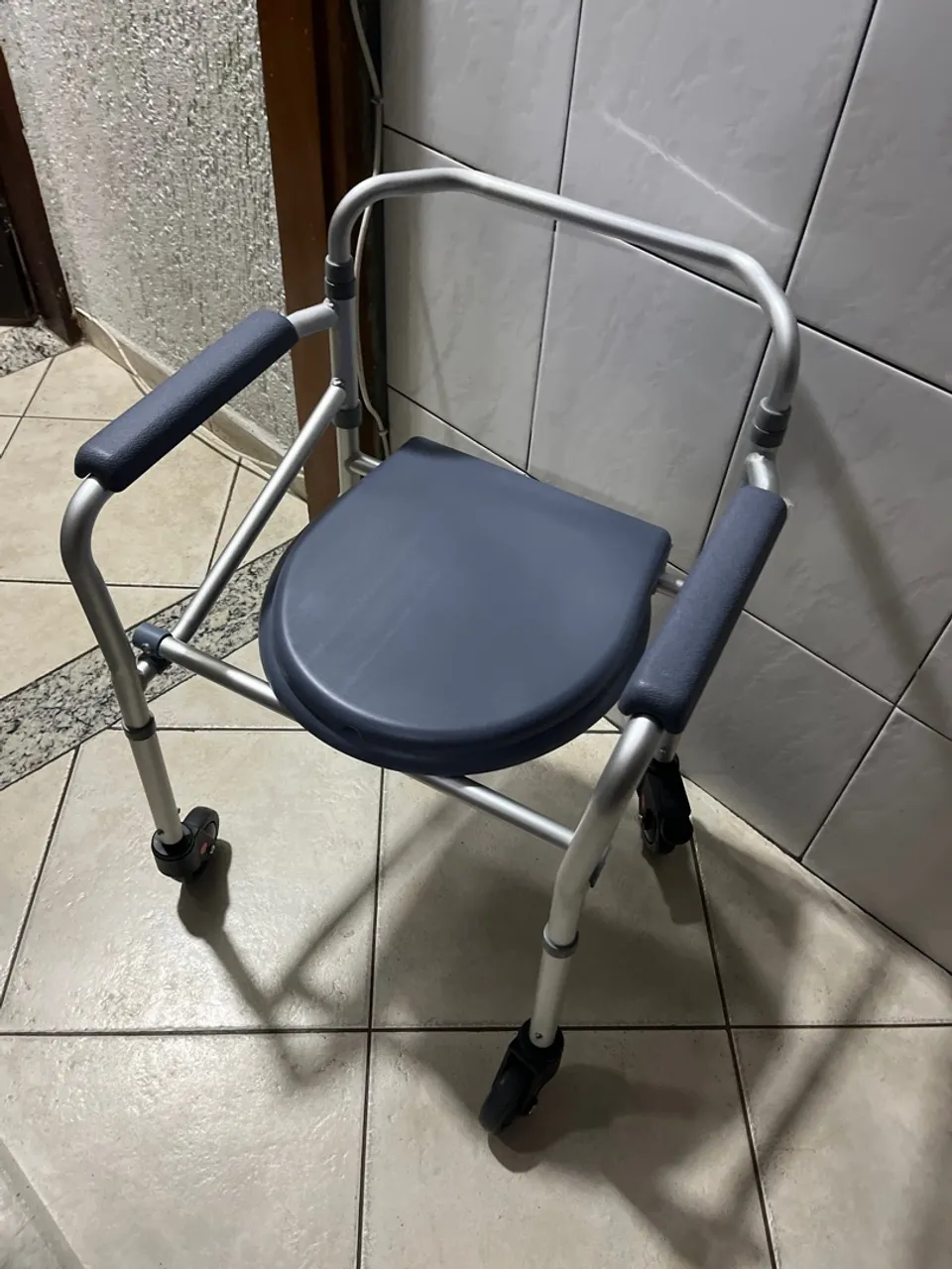 Cadeira de Banho com Rodas e Apoio para Braços