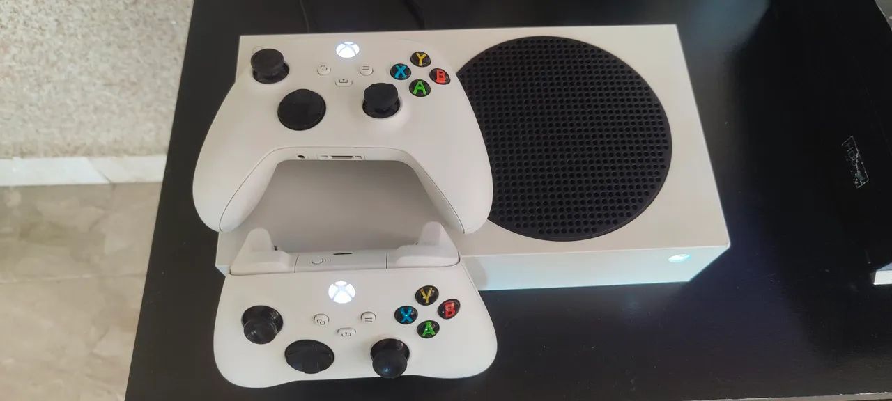 Xbox Series S com 2 Controles