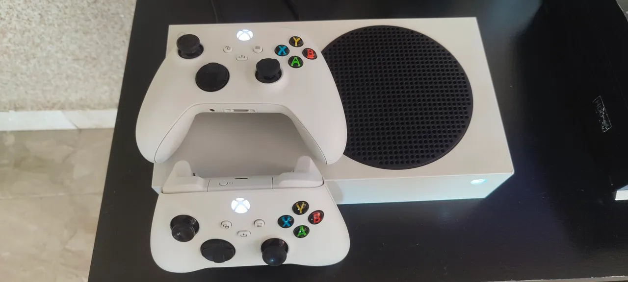 Xbox Series S com 2 Controles