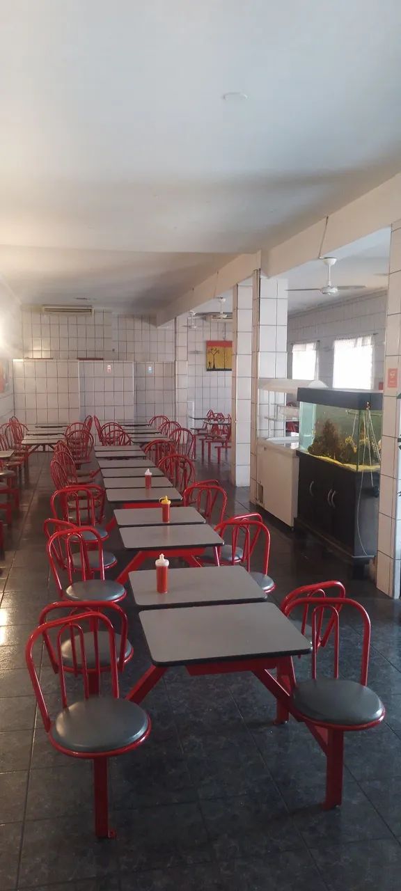 Conjunto de mesas e cadeiras para restaurante
