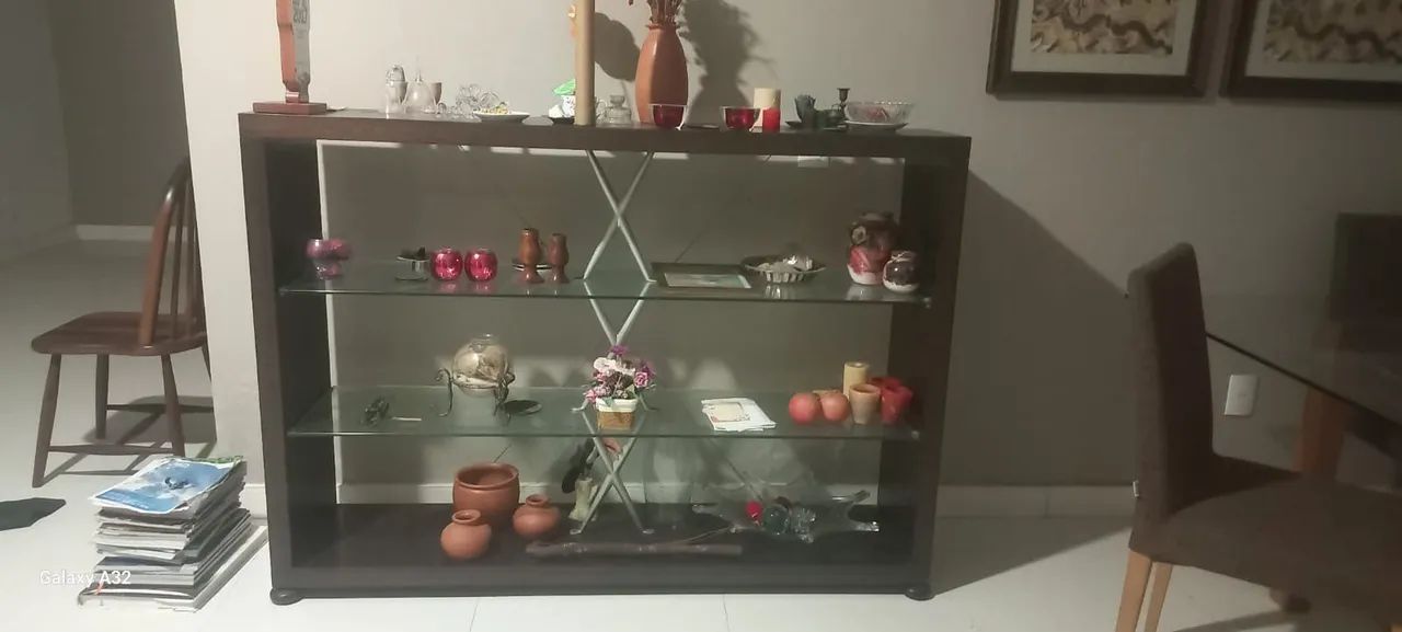 Móvel com prateleiras de vidro