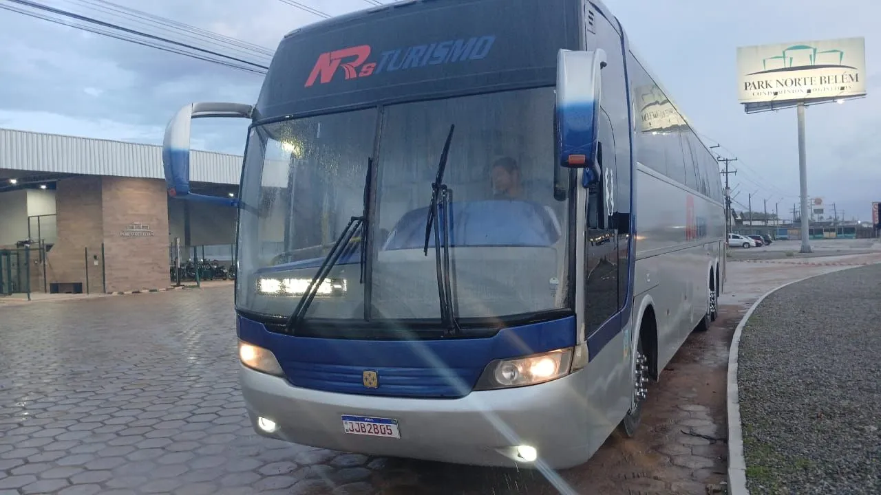Vendo ônibus rodoviário