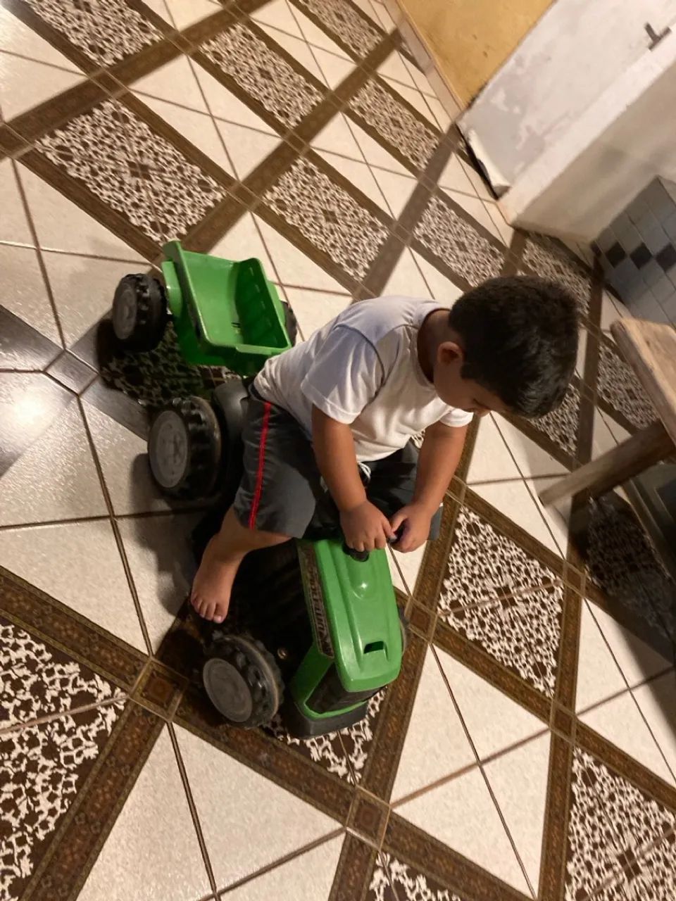 Trator de Brinquedo com Caçamba - Foto 2