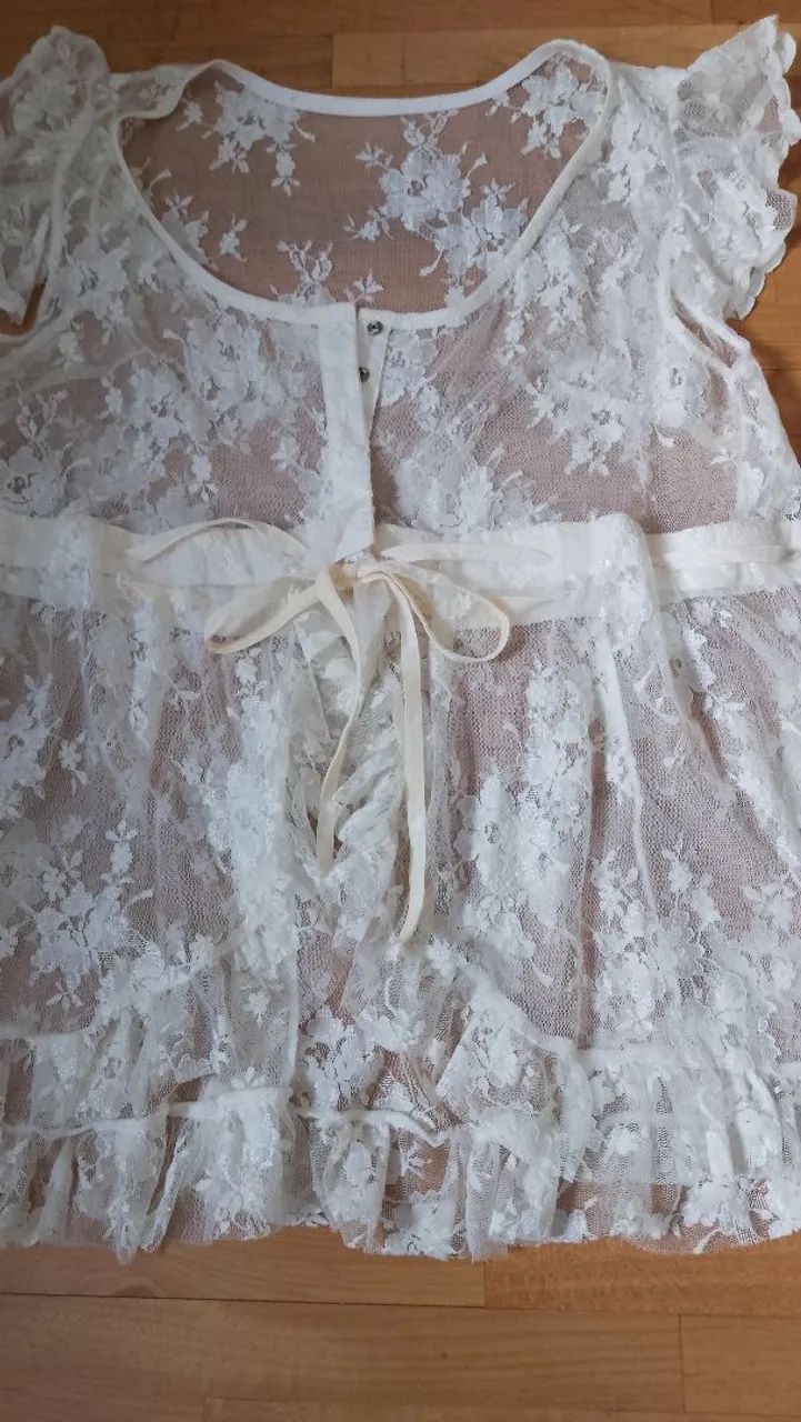 Batinha em renda branca com laços e babados linda!!!