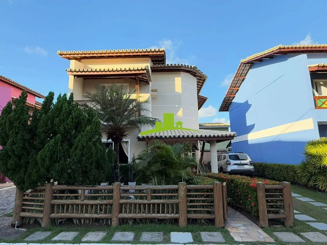Stella Maris. Casa duplex à venda, 125m². Condomínio fechado. 3/4, suíte, Energia Solar, 2