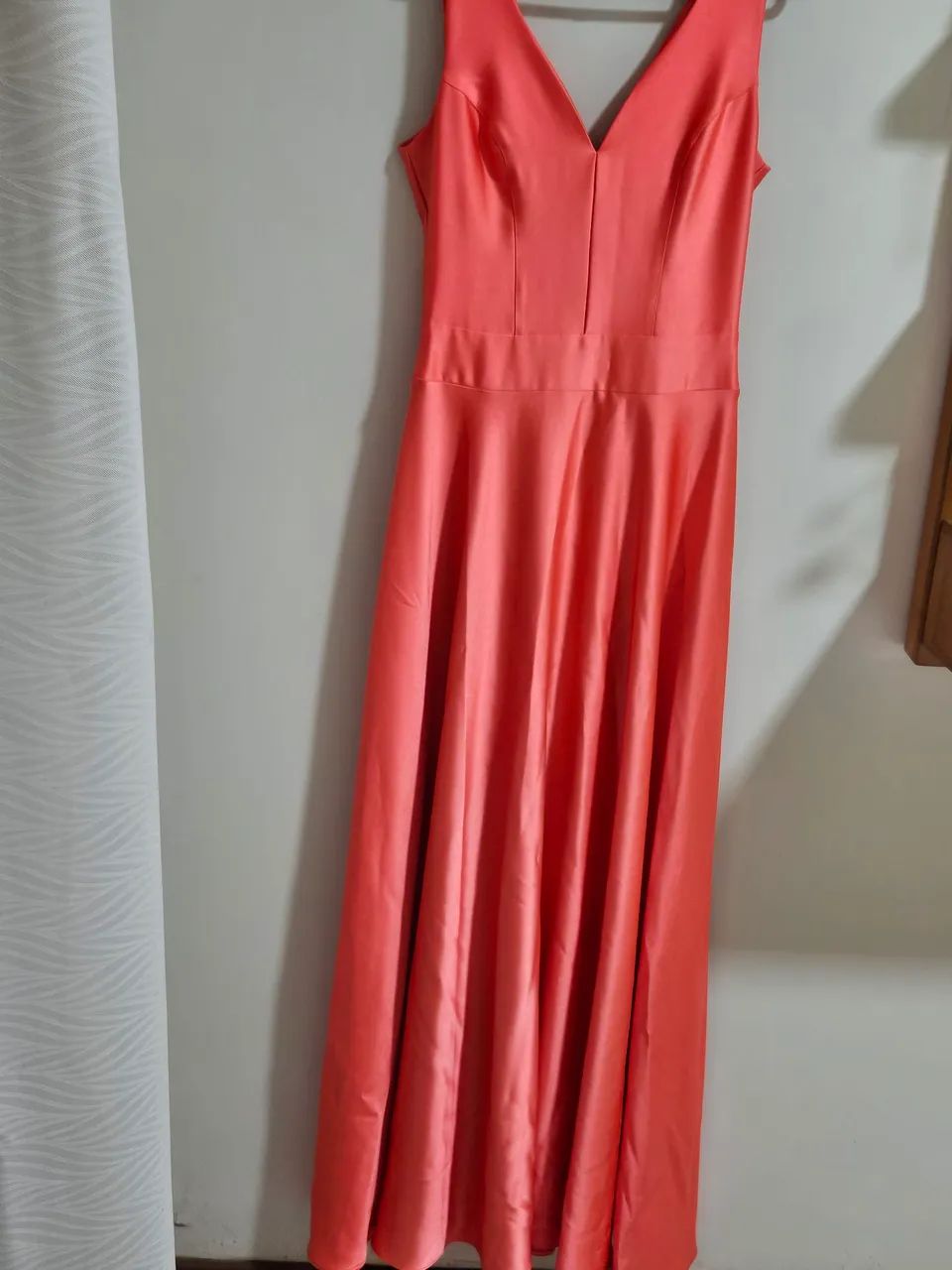 Vestido de festa longo na cor laranja, veste a vista