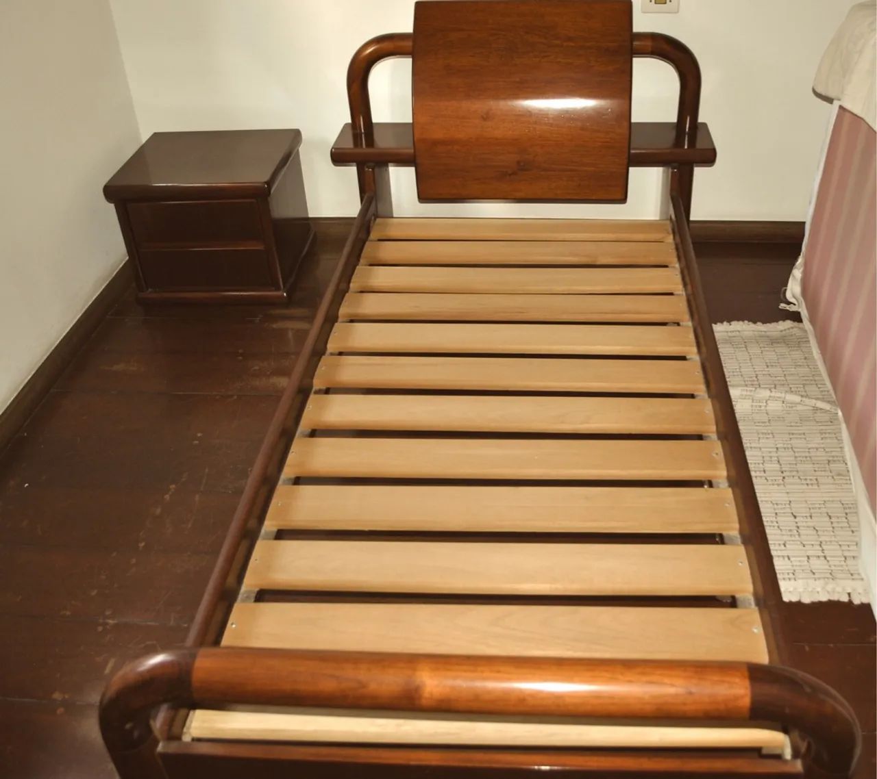 Cama em madeira maciça com mesa de cabeceira - Foto 3