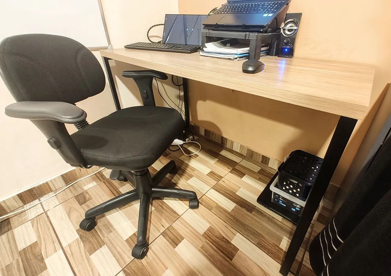 Mesa de Escritório estilo industrial com cadeira 