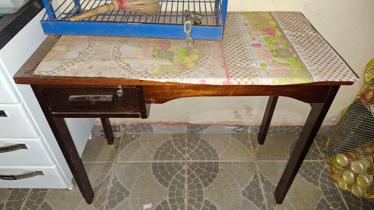 Mesa de madeira com gaveta - Foto 2
