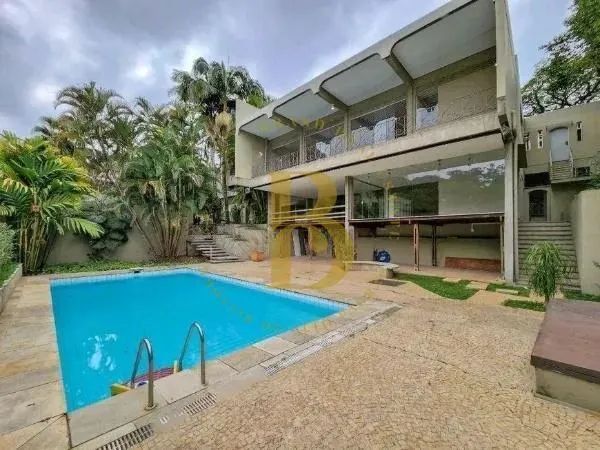 Casa de vila com 900 m², 5 quartos sendo 5 suítes à venda no bairro Real Parque.