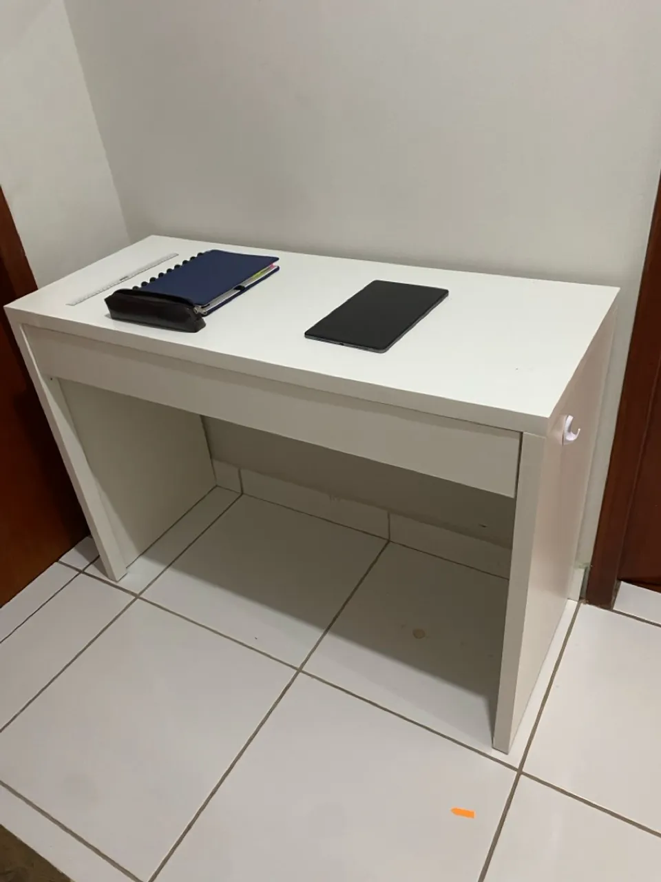 Escrivaninha pequena com gaveta